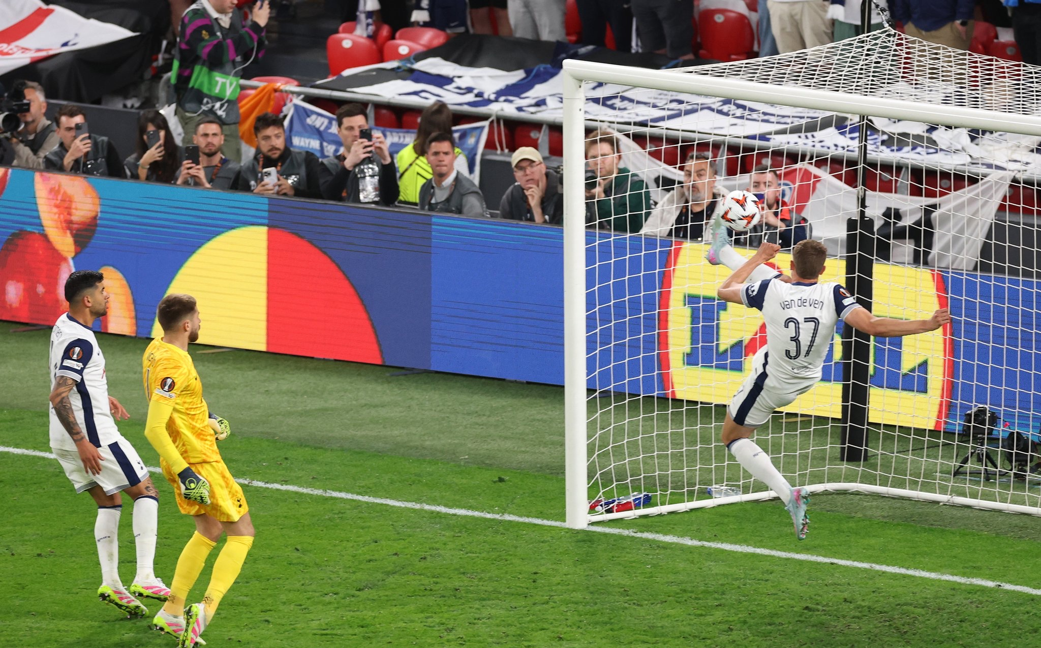 球员表现抢眼,精彩瞬间回放 球员表现抢眼,精彩瞬间回放