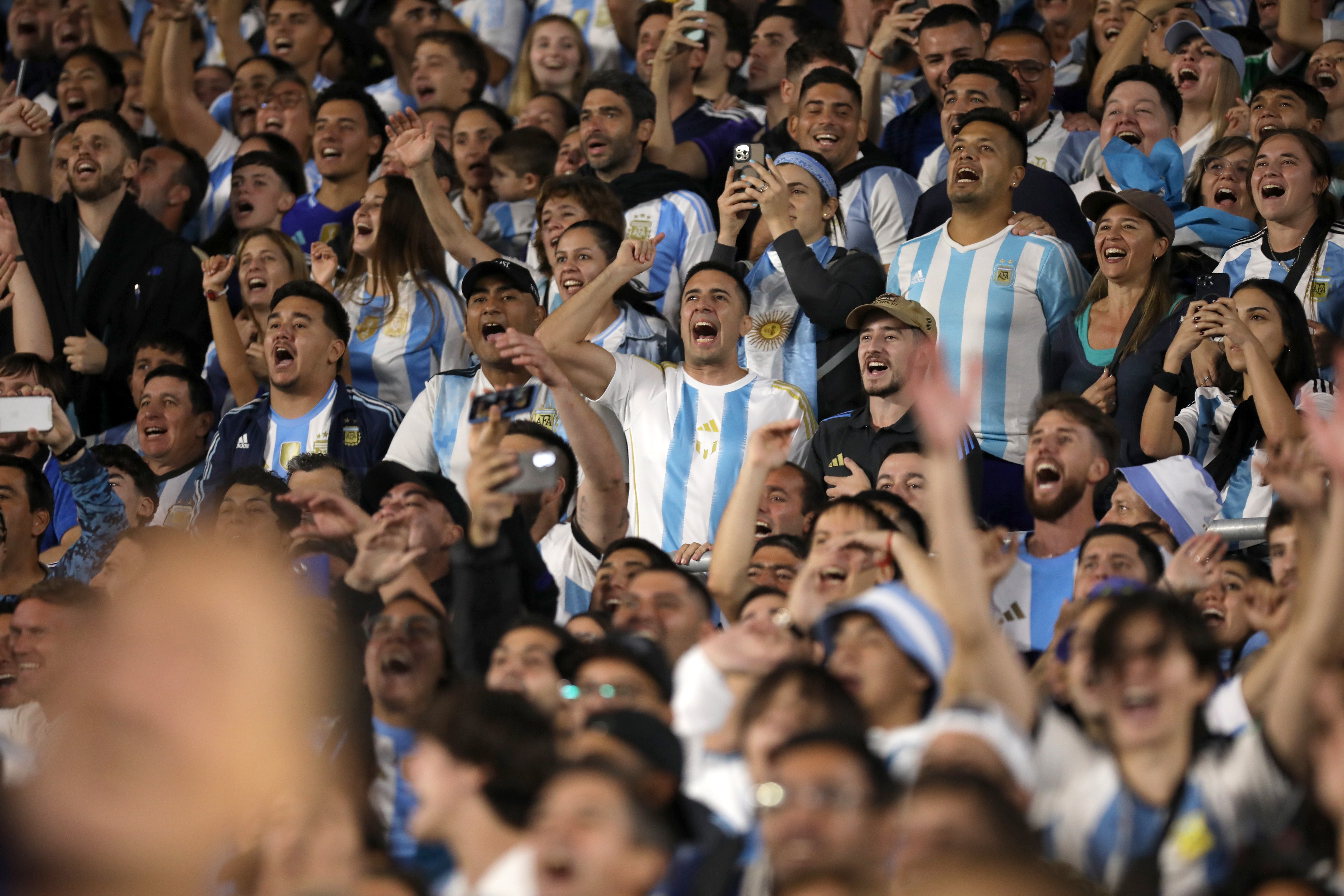 美国队在全球足球锦标赛中夺冠 美国队在全球足球锦标赛中夺冠