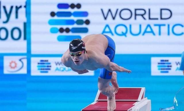 世界纪录再次被打破,游泳选手荣膺金牌 世界纪录再次被打破,游泳选手荣膺金牌