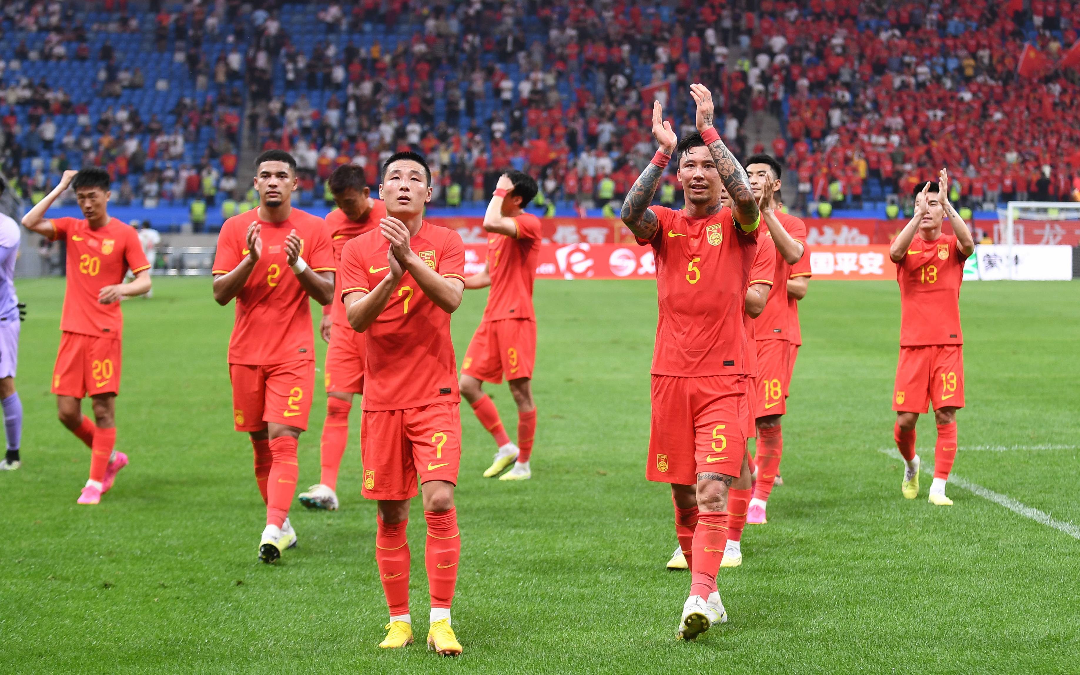 FB体育-中国男足0-2不敌科威特，世预赛再添失利！球迷怒斥