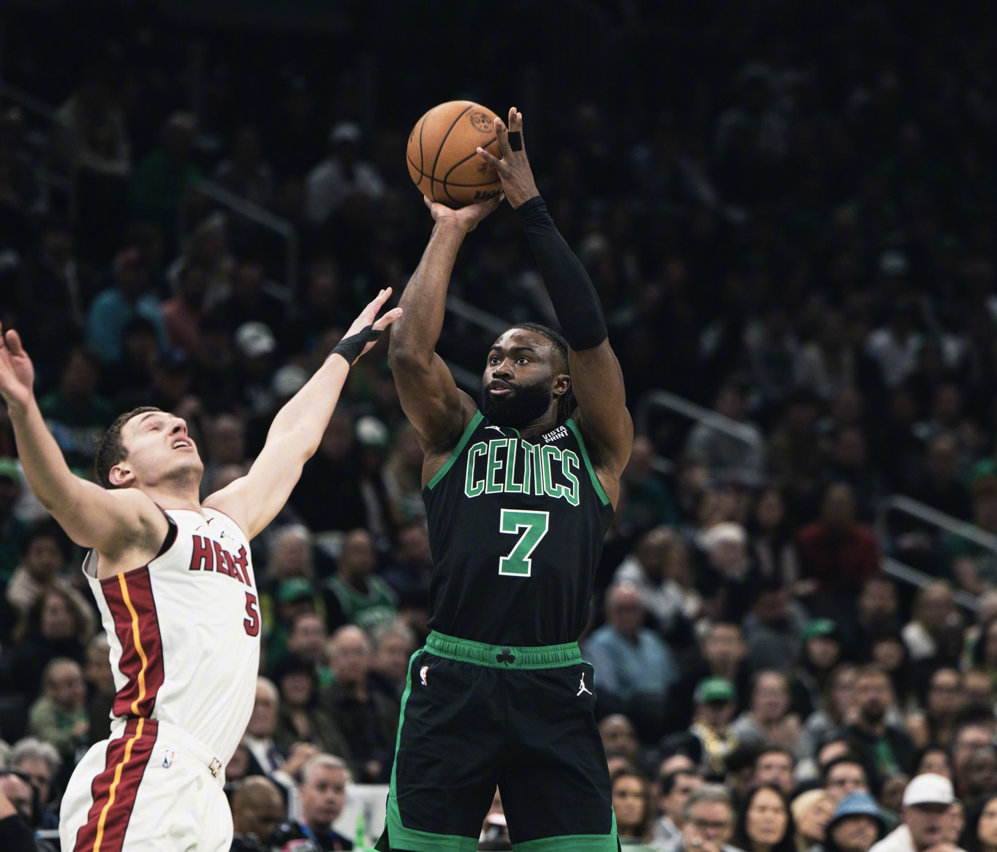 FBsports-太阳击败凯尔特人，保持不败战绩