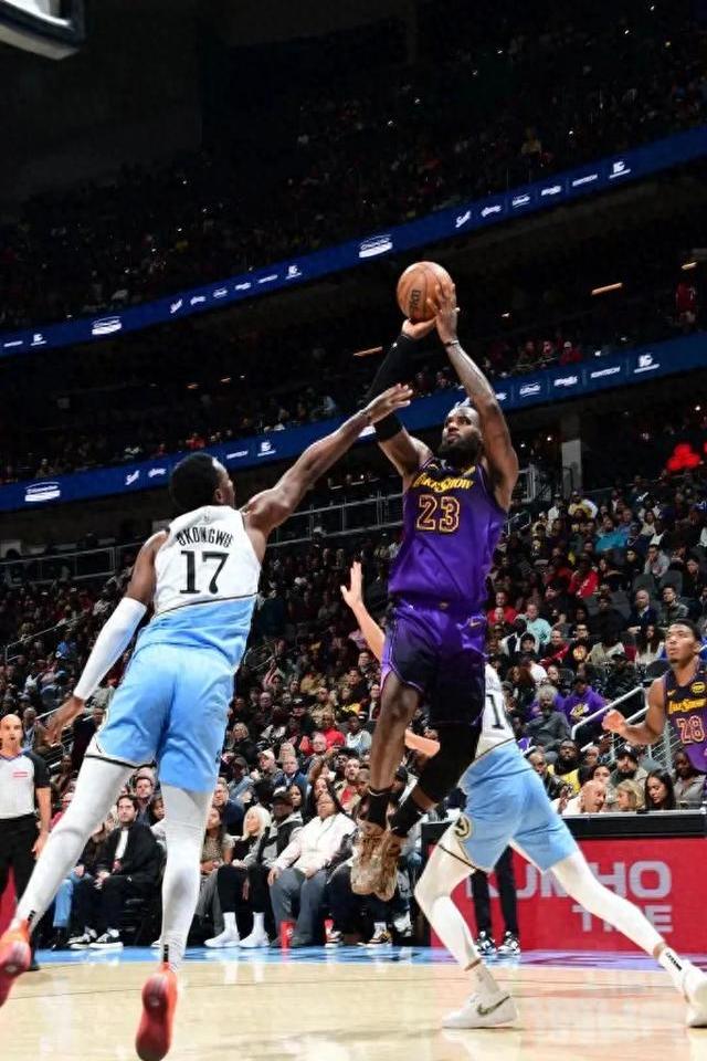 湖人力克老鹰,詹姆斯砍下三双 湖人力克老鹰,詹姆斯砍下三双