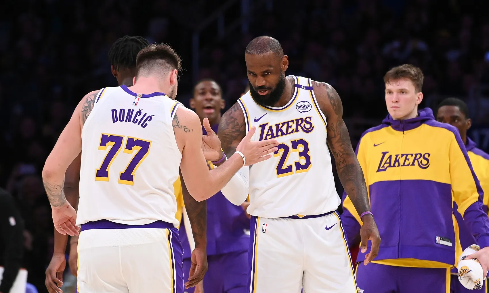 湖人主场轻松胜魔术,继续领跑西部 湖人主场轻松胜魔术,继续领跑西部