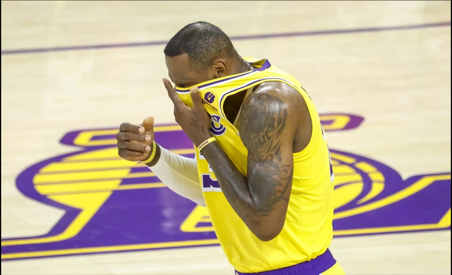 湖人主场惊险战胜掘金,领跑西部 湖人主场惊险战胜掘金,领跑西部